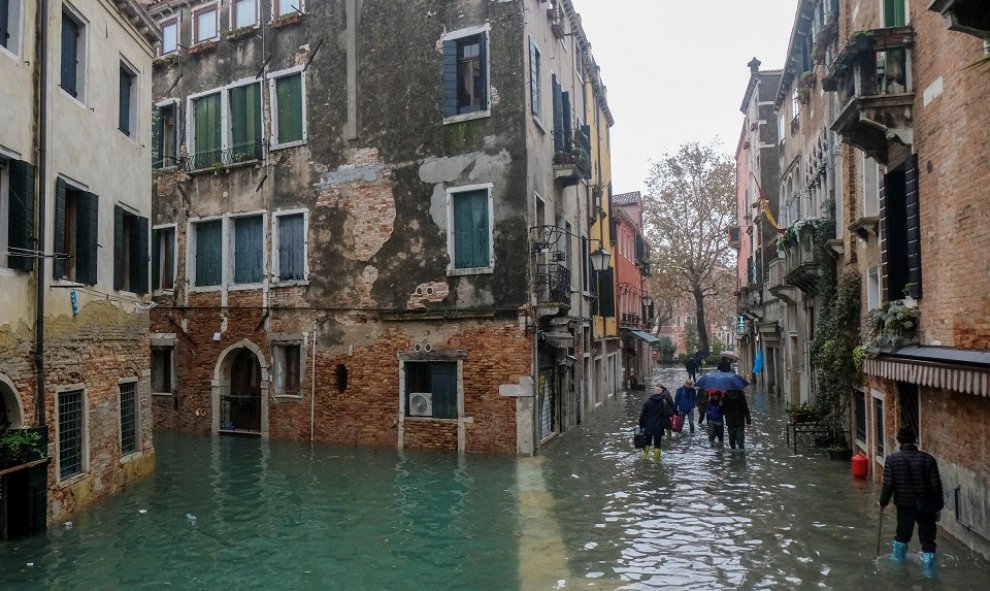 Transeúntes caminan por las calles inundadas de Venecia. REUTERS/Manuel Silvestri