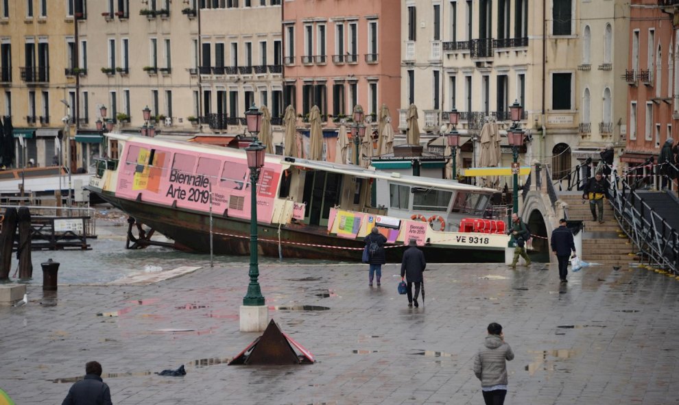 Un barco encallado en el muelle tras la peor inundación desde 1966. EFE/Andrea Merola