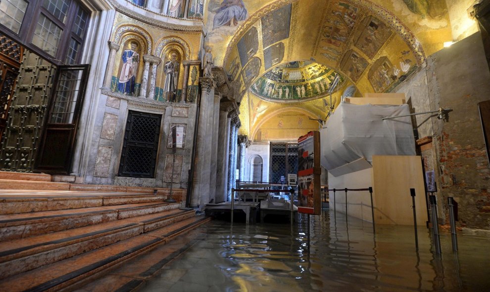 Una visión general del nártex de la Basílica de San Marco, dañada por las inundaciones en Venecia. EFE / ANDREA MEROLA