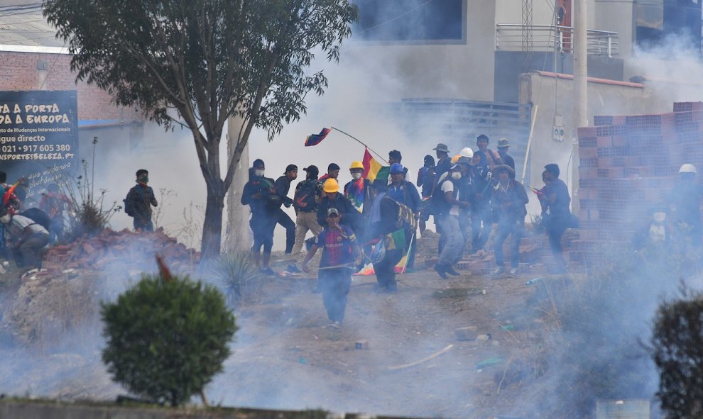 Cocaleros del Chapare,  defensores del Movimiento Al Socialismo, se enfrentan a militares y policías bolivianos en la localidad de Sacaba, cercana a Cochabamba (Bolivia). Al menos siete personas murieron.-EFE JORGE ABREGO