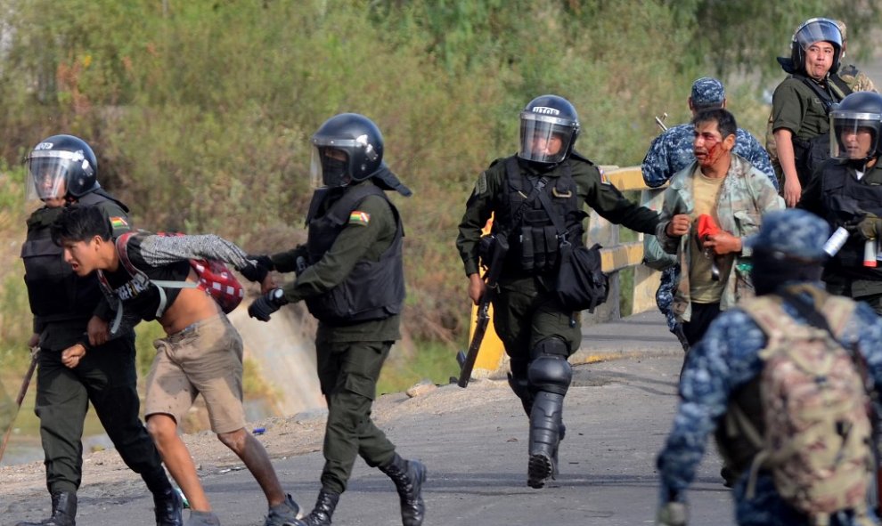 La policía antidisturbios boliviana arresta a manifestantes partidarios del ex presidente boliviano Evo Morales durante una protesta contra el gobierno interino en Sacaba, provincia de Chapare, departamento de Cochabamba, el 15 de noviembre de 2019.-STR /
