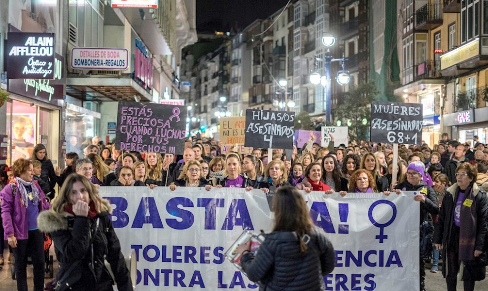 25/11/2019.- Centenares de personas participan en una manifestación con motivo del Día Internacional para la Eliminación de la Violencia contra la Mujer, este lunes en Santander. 1.028 mujeres han sido asesinadas por sus parejas o exparejas desde 2003, 52