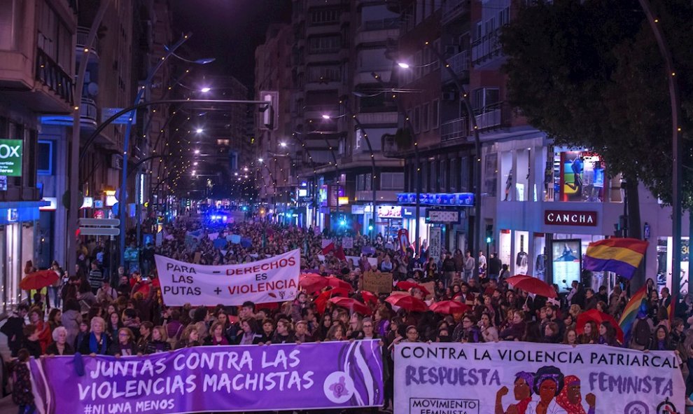 25/11/2019.- Centenares de personas participan en una manifestación con motivo del Día Internacional para la Eliminación de la Violencia contra la Mujer, este lunes en Murcia. 1.028 mujeres han sido asesinadas por sus parejas o exparejas desde 2003, 52 en