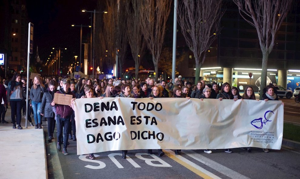 25/11/2019.- Vista de la manifestación con motivo del Día Internacional de la Eliminación de la Violencia contra la Mujer, hoy lunes en Pamplona. EFE/Iñaki Porto