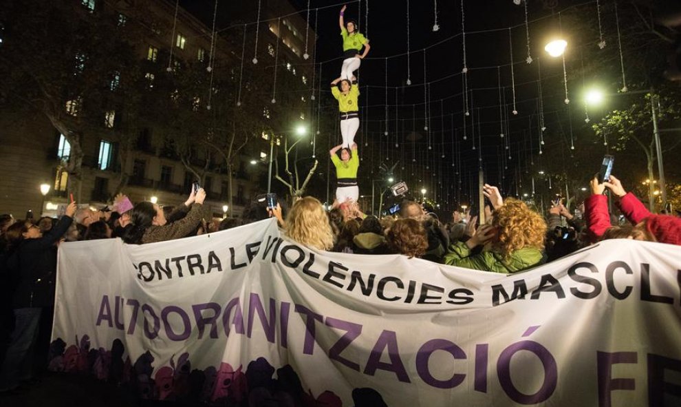 BARCELONA, 25/11/2019.- Centenares de personas participan en una manifestación con motivo del Día Internacional para la Eliminación de la Violencia contra la Mujer, este lunes en Barcelona. 1.028 mujeres han sido asesinadas por sus parejas o exparejas des