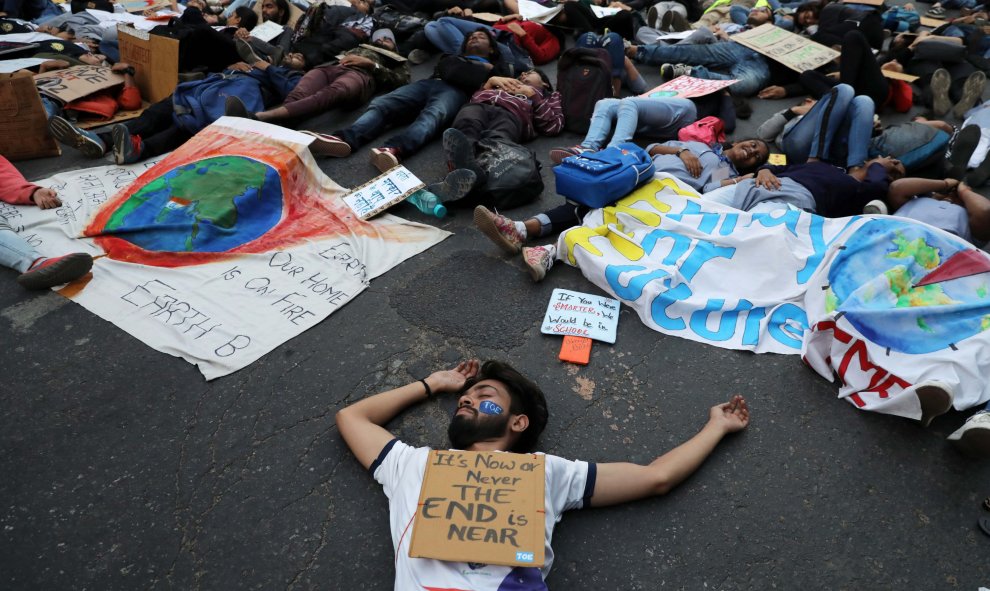 Los manifestantes indios de Nueva Delhi escenificaron una muerte colectiva en protesta contra la crisis climática. / Reuters