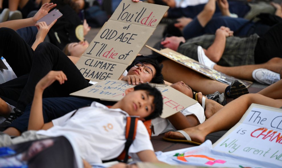 Los tailandeses también escenificaron una muerte colectiva en las calles de Bangkok. / Reuters