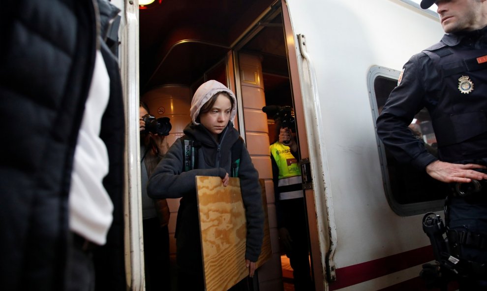 Greta Thunberg baja del tren a su llegada a Madrid desde Lisboa./ REUTERS