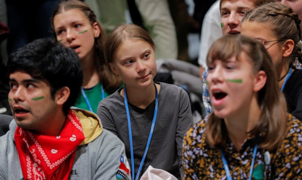 Greta Thunberg participa en una sentada en la Cumbre del Clima junto a activistas de Fridays For Future./ REUTERS