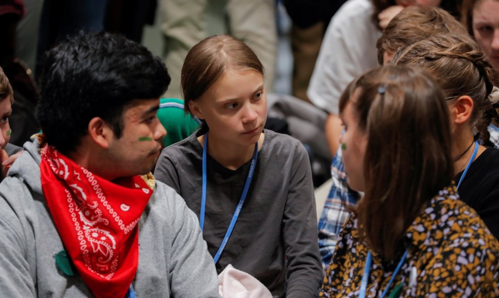 Greta Thunberg participa en una sentada en la Cumbre del Clima junto a activistas de Fridays For Future./ REUTERS