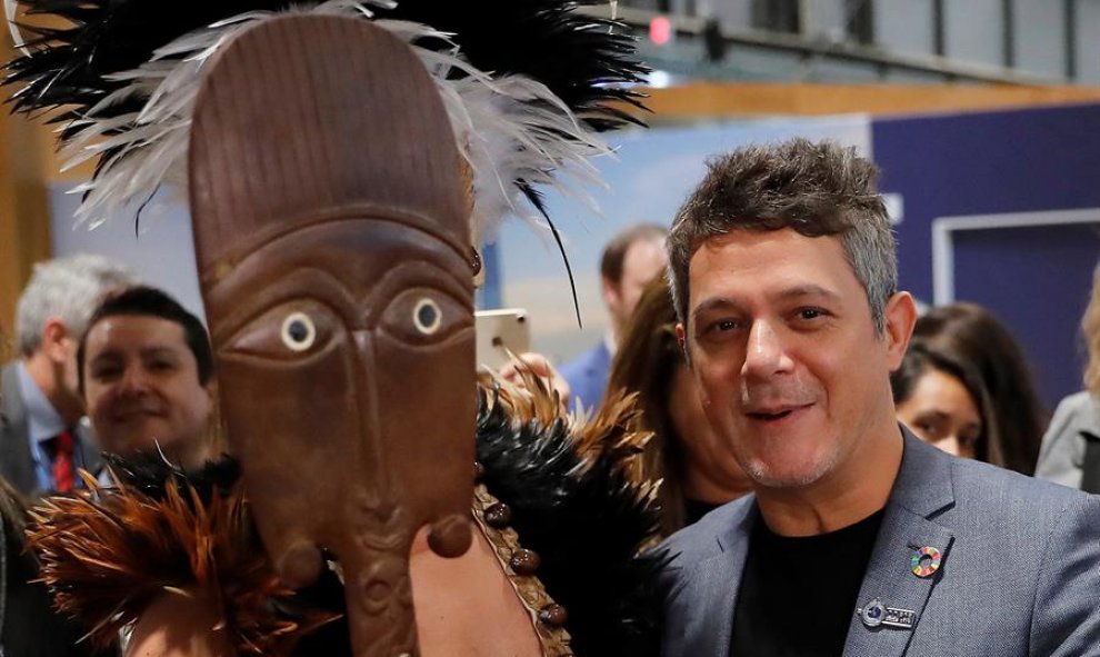 El cantante y compositor español Alejandro Sanz participa junto a un grupo de indígenas en la inauguración del segmento de alto nivel de la Cumbre del Clima COP25, este martes en Madrid. EFE/Juan Carlos Hidalgo