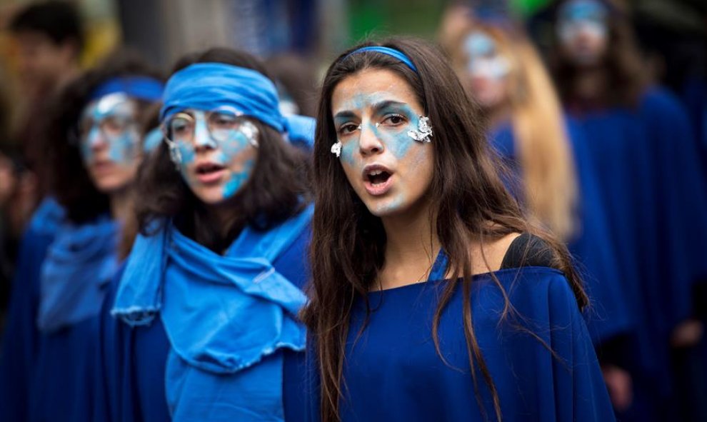 Vista de un momento de la manifestación organizada por el movimiento social Extinction Rebellion para concienciar sobre la contaminación de los océanos en las calles de Madrid este domingo. EFE/Luca Piergiovanni