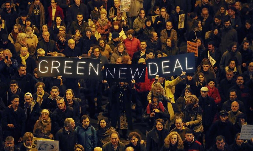 Miles de personas participan este viernes en la Marcha por el Clima que ha arrancado en el centro de Madrid para reclamar a los gobiernos la adopción urgente de medidas frente a la crisis climática. EFE/Javier López