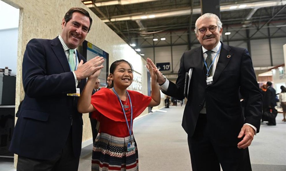 El presidente de la patronal española CEOE Antonio Graramendi (i), el Consejero Delegado de ENDESA José Bogas, y la activista india Devi kangujam, este Jueves en la Cumbre del Clima en Madrid.- EFE/ JJ Guillén