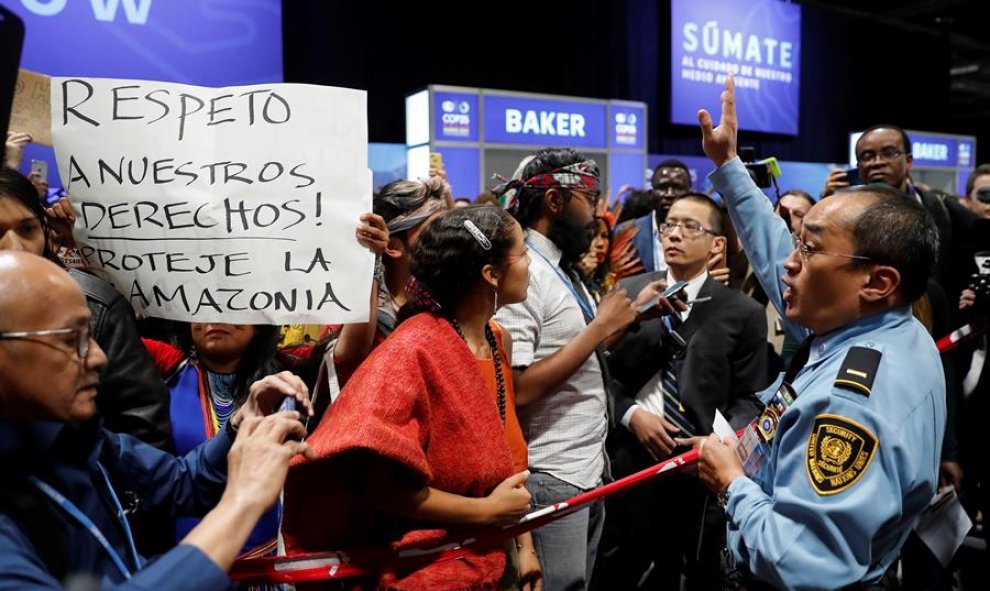 Protestas en defensa del Amazonas este miércoles en Ifema durante la Cumbre del Clima. EFE/Juan Carlos Hidalgo