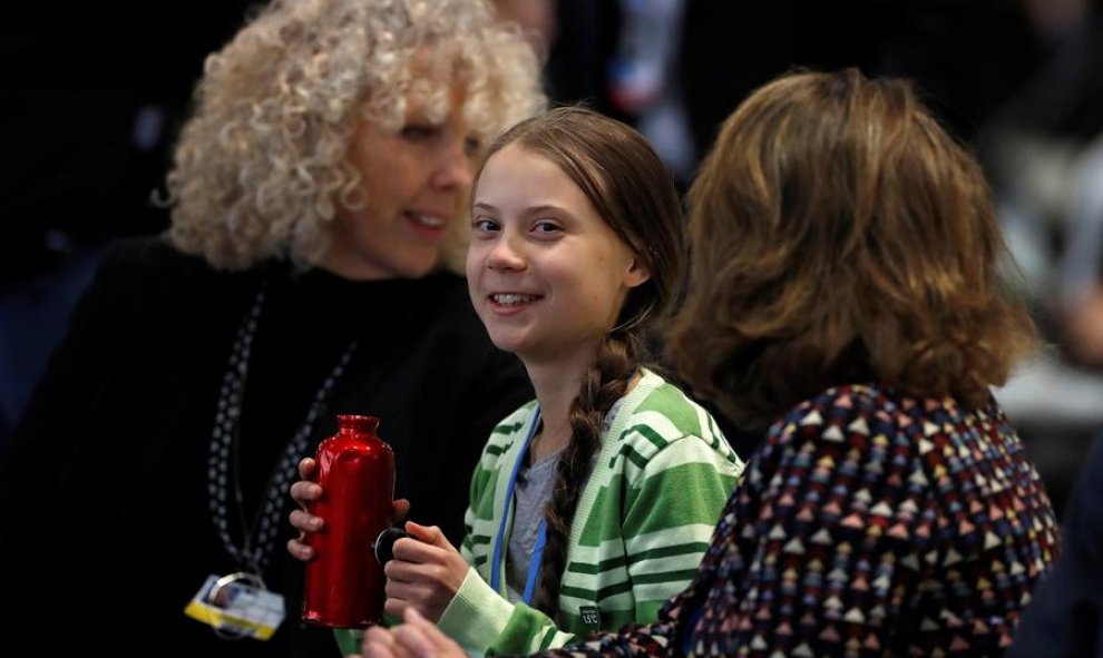 La activista sueca Greta Thunberg (c) y la ministra de Transición Ecológica en funciones, Teresa Ribera (d) durante el plenario de la Cumbre Climática, en el segundo día de negociaciones de alto nivel para tomar medidas adicionales contra la emergencia cl