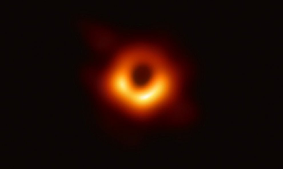 El Event Horizon Telescope dio a conocer esta primera imagen directa de un agujero negro y su horizonte de eventos en abril.  ETH Collaboration