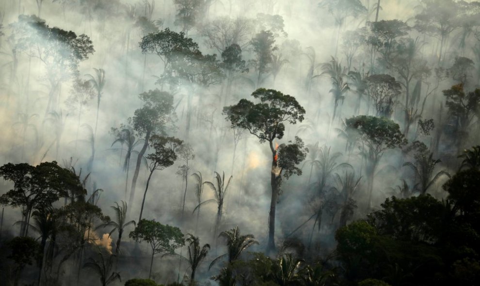Una ola de humo durante un incendio en un área de la selva amazónica cerca de Porto Velho, estado de Rondonia (Brasil), el día 10 de septiembre de 2019.