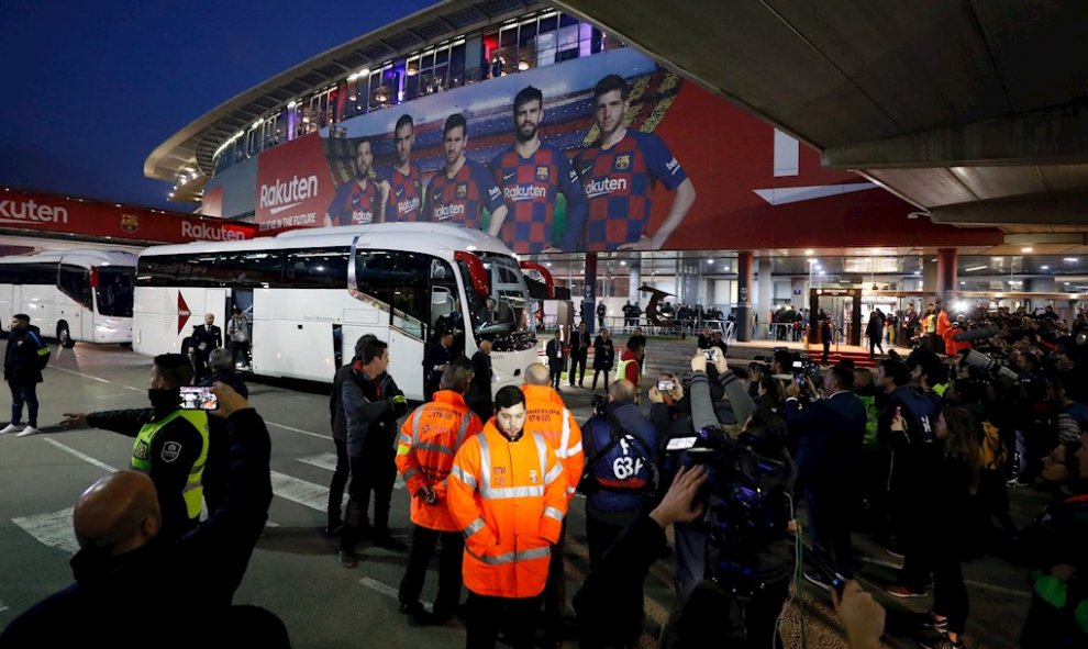 18/12/2019.- El autobús del Real Madrid a su llegada al Camp Nou. / EFE - ALBERTO ESTEVEZ