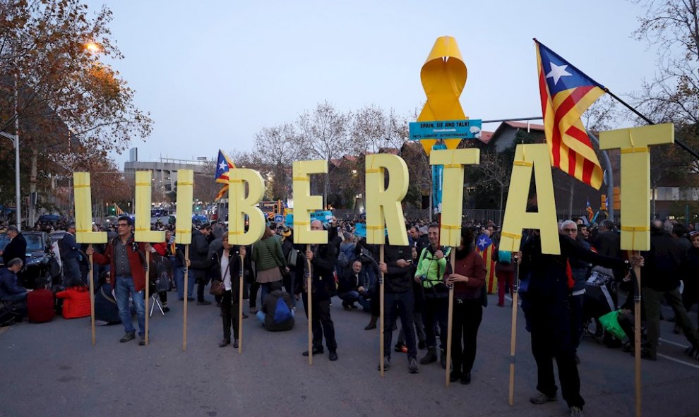 18/12/2019.- Protesta en el exterior del Camp Nou. / EFE - ANDREU DALMAU