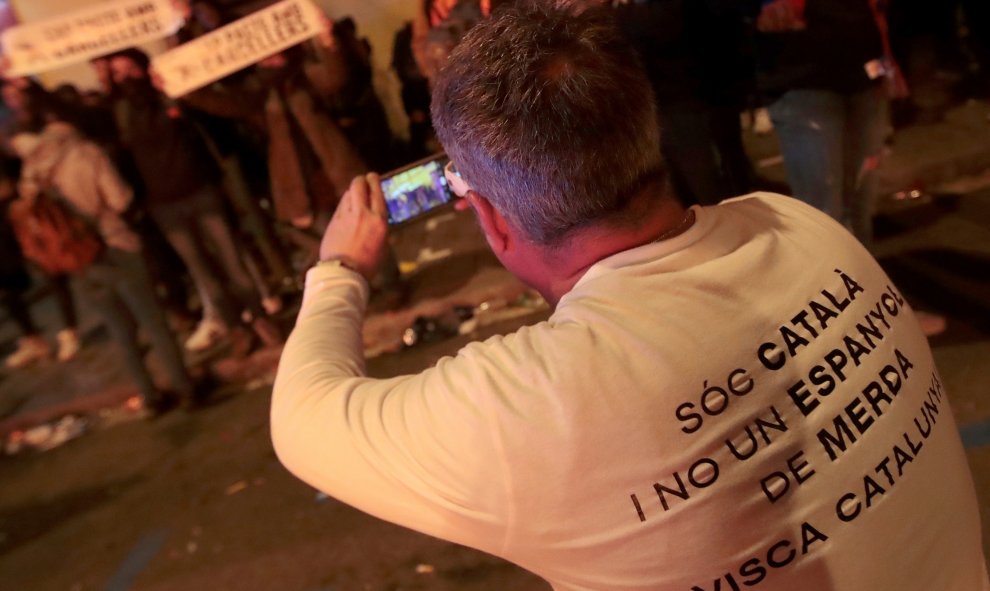 Un hombre porta una camiseta en la que se lee: "Soy catalán y no un español de mierda. Viva Catalunya". EFE/Marta Pérez