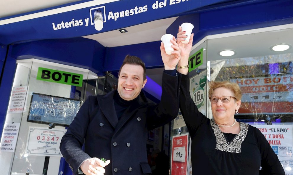 Los trabajadores de la administración ubicada en la Avenida de España de Albacete celebran el tercer primero, el número 00750. EFE/Manu