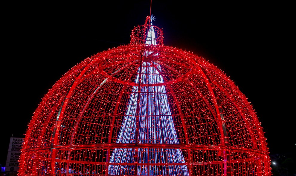 Bola roja de navidad en Torrejón de Ardoz (Madrid), capital europea de la Navidad. Europa Press/ Ricardo Rubio