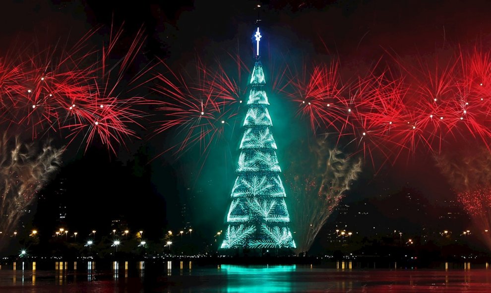 El árbol de Navidad Lagoa en el sur de Río de Janeiro (Brasil). EFE/ Fabio Motta.