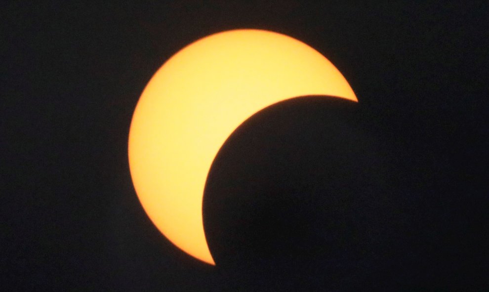 26/12/2019 - Durante el eclipse solar, la luna cubre el centro del Sol, dejando el borde visible del Sol para formar un 'anillo de fuego' alrededor de la luna. EFE / EPA / NYEIN CHAN NAING