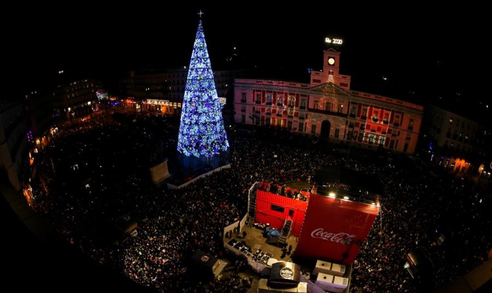 Miles de personas se reúnen en la plaza de la Puerta del Sol para festejar la llegada del Año Nuevo durante la noche de este martes y la madrugada del miércoles 1 de enero de 2020, en Madrid (España). EFE/ David Fernández