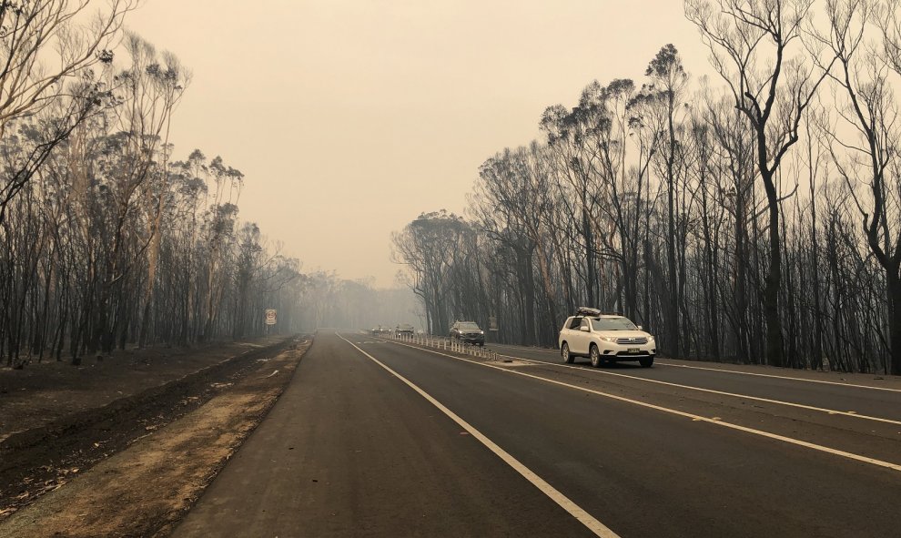 Decenas de miles de turistas huyeron el miércoles de las ciudades de la costa este de Australia ante el avance de los incendios forestales. REUTERS