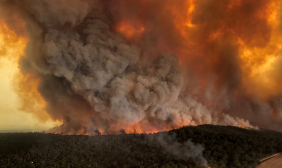 Vista de uno de los incendios forestales que han dejado ocho muertos en los estados australianos de Nueva Gales del Sur y Victoria. REUTERS