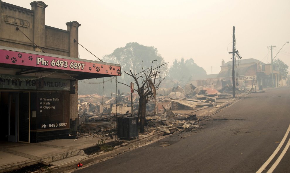 Imagen de un área de viviendas calcinadas por los incendios de Nueva Gales del Sur. EFE