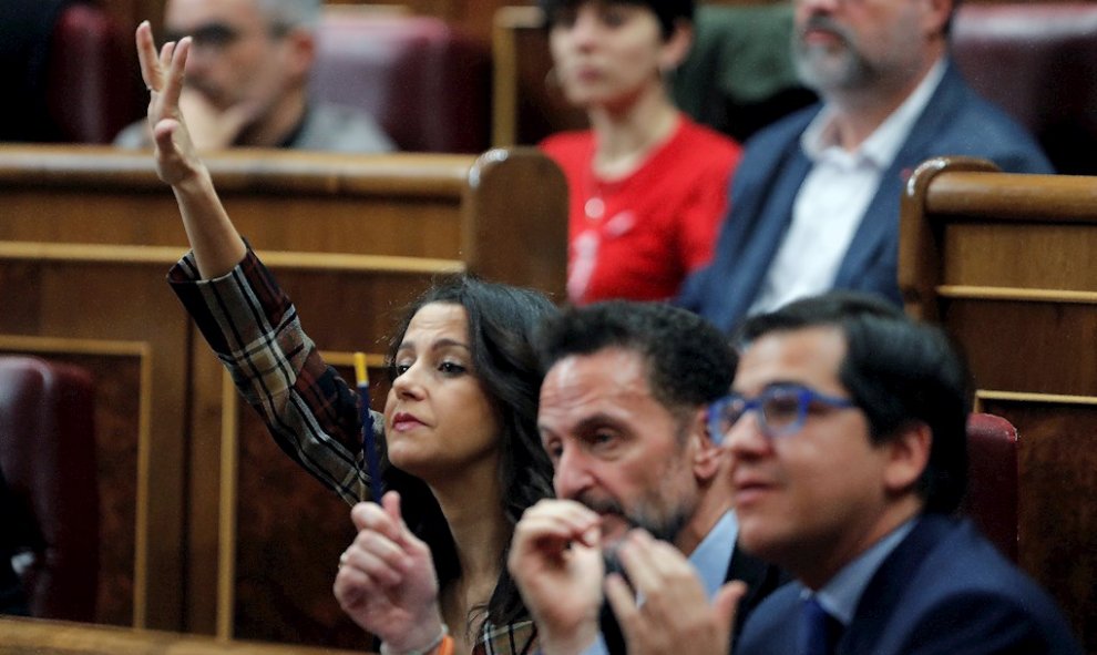 La líder de Ciudadanos, Inés Arrimadas, en el Congreso de los Diputados durante la primera jornada de la investidura de Pedro Sánchez como presidente del Gobierno. EFE/Emilio Naranjo