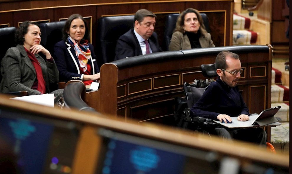 El diputado de Unidas Podemos, Pablo Echenique (d), sigue la intervención del candidato a presidente del Gobierno, Pedro Sánchez, en el Congreso de los Diputados durante la primera jornada de su investidura como presidente del Gobierno. EFE/Juan Carlos Hi