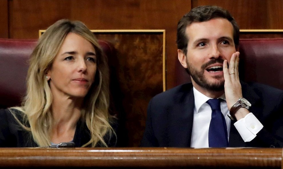 El presidente del PP, Pablo Casado, y su portavoz, Cayetana Álvarez de Toledo, escuchan el discurso del candidato a la Presidencia del Gobierno, Pedro Sánchez, en el Congreso de los Diputados durante la primera jornada de la sesión de investidura. EFE/Jua