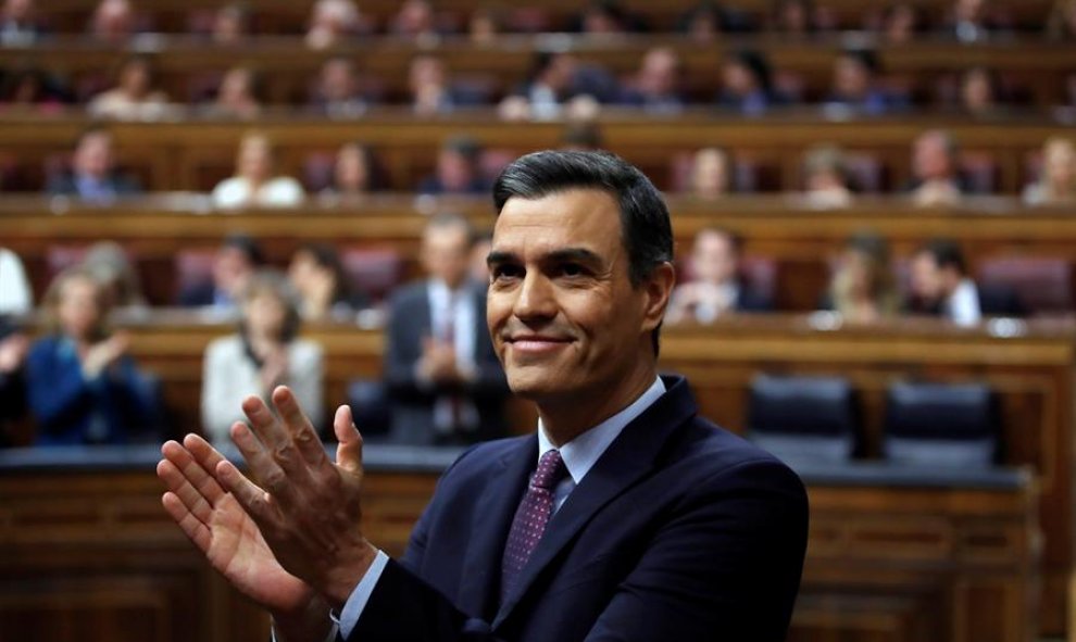 04/01/2020.- El candidato a la Presidencia del Gobierno, Pedro Sánchez, responde al aplauso de los diputados de su partido y de los de Unidas Podemos tras finalizar su discurso en el Congreso de los Diputados durante la primera jornada de la sesión de su