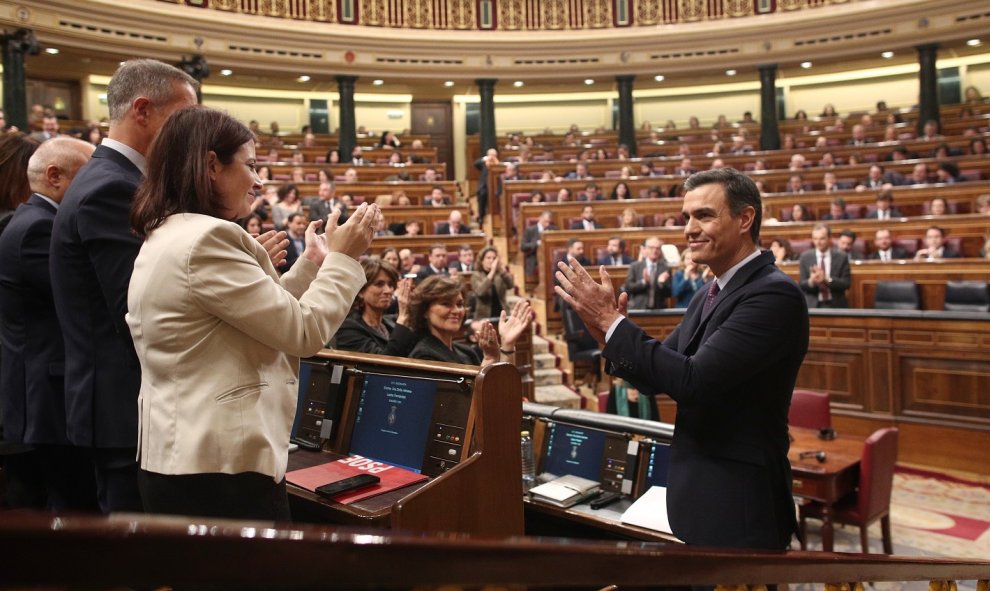 El presidente de Gobierno en funciones, Pedro Sánchez, es aplaudido por su compañeros del PSOE tras pronunciar su discurso en el Congreso de los Diputados durante la primera sesión del debate de su investidura en la XIV Legislatura en Madrid (España), a 4