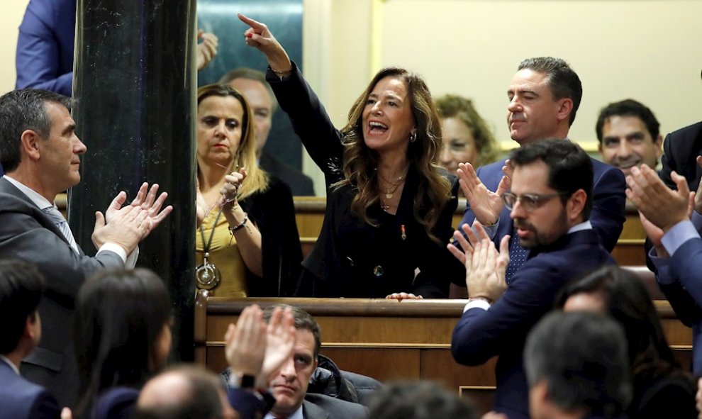 La diputada del PP, Teresa Jiménez Becerril, grita desde su escaño durante una de las intervenciones del candidato a la Presidencia del Gobierno, Pedro Sánchez, en el Congreso de los Diputados en la primera jornada de la sesión de investidura de Pedro Sán