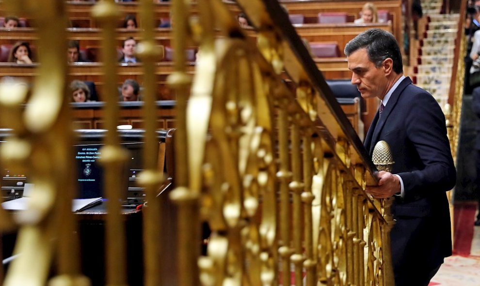 El candidato a la Presidencia del Gobierno, Pedro Sánchez, vuelve a su escaño tras una de sus intervenciones ante el pleno del Congreso de los Diputados en la primera jornada de la sesión de su investidura como presidente del Gobierno. EFE/Juan Carlos Hid