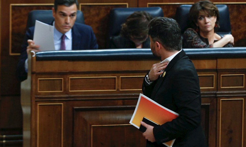 El portavoz de ERC, Gabriel Rufián, pasa por delante del candidato a la Presidencia del Gobierno, Pedro Sánchez, en el Congreso de los Diputados en la primera jornada de la sesión de investidura de Pedro Sánchez como presidente del Gobierno. EFE/Emilio Na