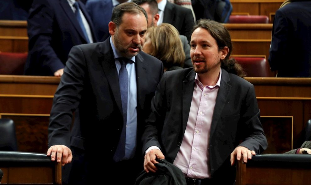 El lider de Podemos, Pablo Iglesias, junto al ministro de Fomento en funciones, José Luis Ábalos (i), en el pleno del Congreso de los Diputados tras finalizar la primera jornada de la sesión de investidura de Pedro Sánchez como presidente del Gobierno. EF