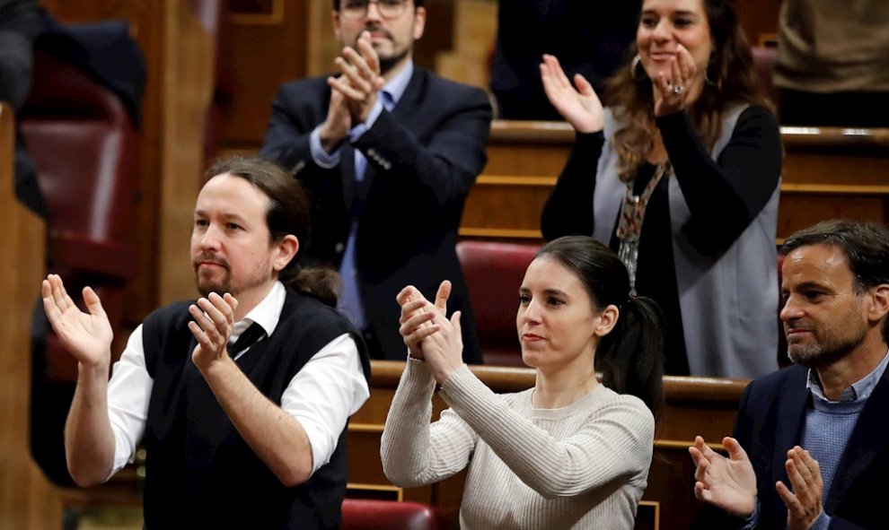 La bancada de Unidas Podemos aplaude durante la segunda jornada del debate de investidura de Pedro Sánchez como presidente del Gobierno este domingo en el Congreso de los Diputados. EFE/Juan Carlos Hidalgo