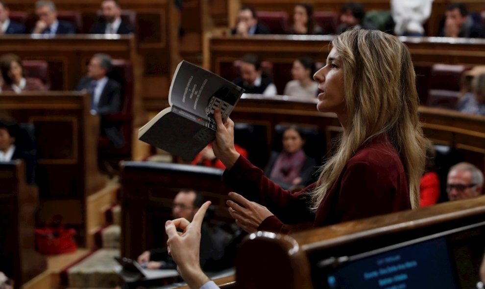 La portavoz del PP, Cayetana Alvarez de Toledo, esgrime la Constitución y el Reglamento del Congreso este domingo en la segunda jornada del debate de investidura de Pedro Sánchez como presidente del Gobierno. EFE/Juan Carlos Hidalgo