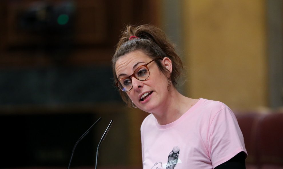 La diputada de la CUP, Mireia Vehí, interviene desde la tribuna del Congreso de los Diputados, en la segunda sesión del debate de investidura del candidato socialista a la Presidencia de Gobierno en la XIV Legislatura. EUROPA PRESS/Jesús Hellín