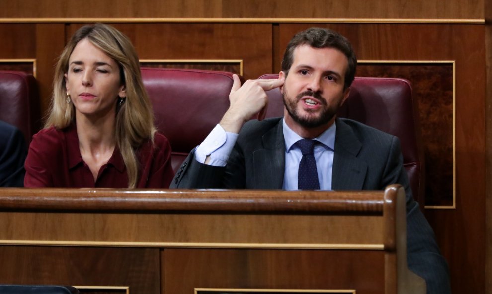 El presidente del PP, Pablo Casado, le hace un gesto a la bancada socialista, durante la intervención de la portavoz de EH Bildu en el Congreso de los Diputados, Mertxe Aizpurua. EUROPA PRESS/ Jesús Hellín