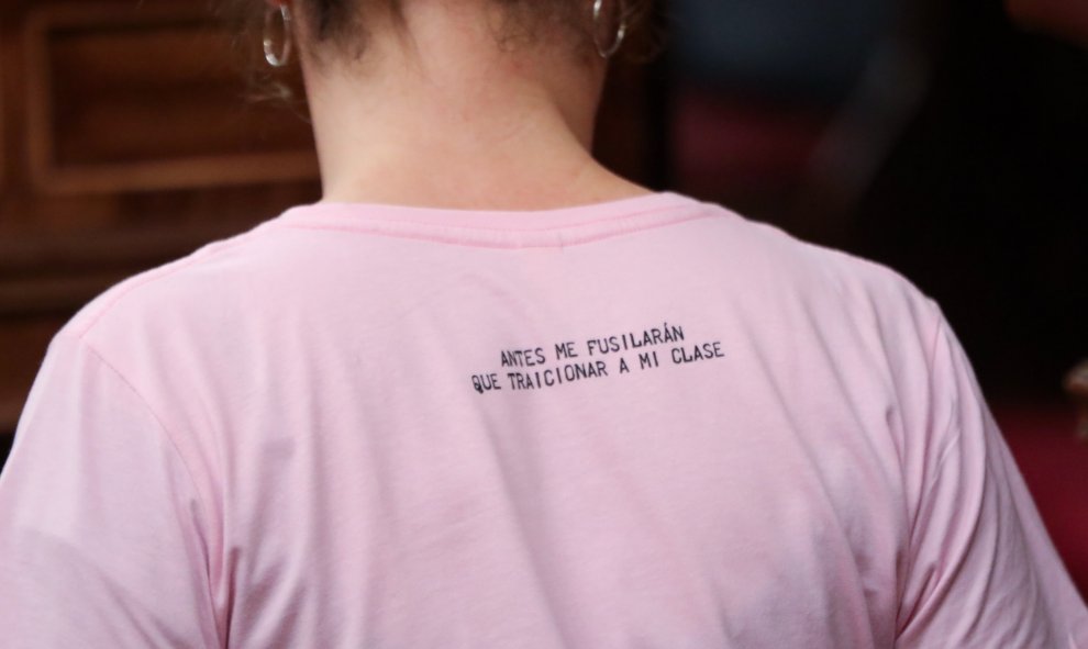 La diputada de la CUP, Mireia Vehí, con una camiseta en la que se lee 'Antes me fusilarán que traicionar a mi clase', en la segunda sesión del debate de investidura del candidato socialista a la Presidencia de Gobierno. EUROPA PRESS/Jesús Hellín