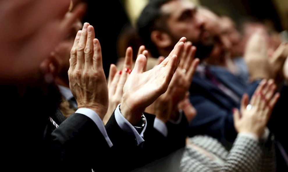 Diputados del PSOE aplauden a la portavoz del partido, Adriana Lastra, en la tribuna de oradores durante la segunda jornada del debate de investidura de Pedro Sánchez como presidente del Gobierno, este domingo en el Congreso de los Diputados. EFE/Mariscal