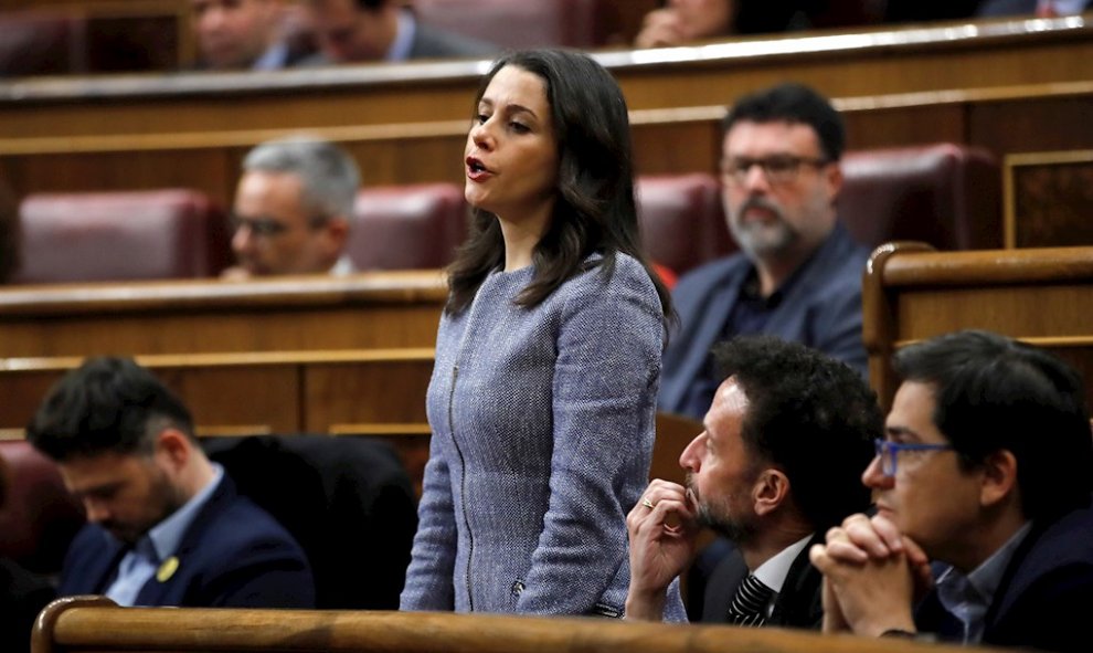 La líder de Ciudadanos, Inés Arrimadas, vota durante la segunda jornada del debate de investidura de Pedro Sánchez como presidente del Gobierno este domingo en el Congreso de los Diputados. EFE/Juan Carlos Hidalgo