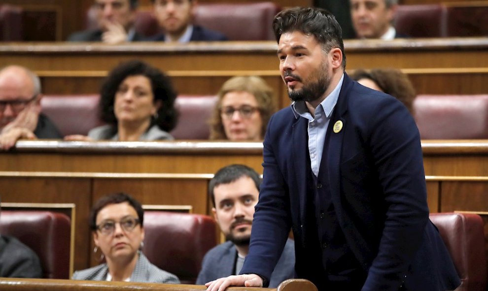 Gabriel Rufián, de ERC, vota durante la segunda jornada del debate de investidura de Pedro Sánchez como presidente del Gobierno este domingo en el Congreso de los Diputados. EFE/Juan Carlos Hidalgo